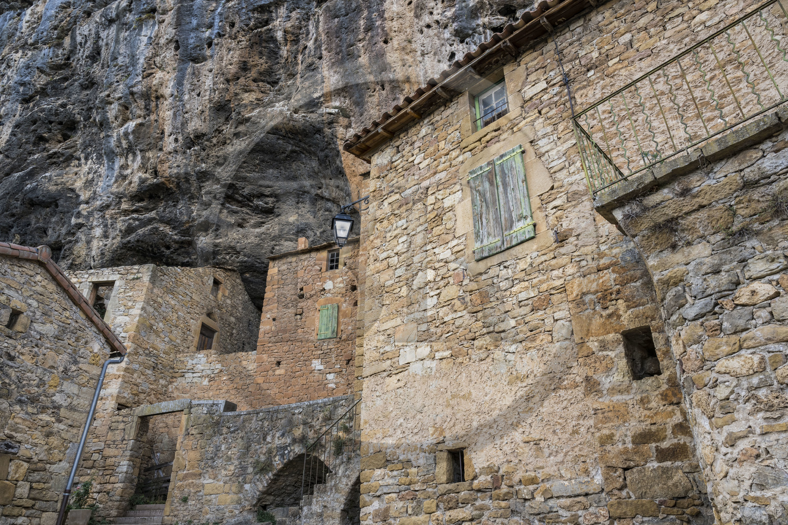 France, Aveyron (12), parc naturel régional des Grands Causses, Peyre, labellisé Les Plus Beaux Villages de France, maisons et église troglodytique Saint-Christophe des XIème et XVIIème siècles