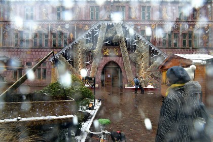 France, Haut-Rhin (68), Mulhouse, l'Hotel de ville décoré de l'étoffe de Noël officielle de la ville de Mulhouse créé par Marie-Jo Gebel, ici celle de 2021