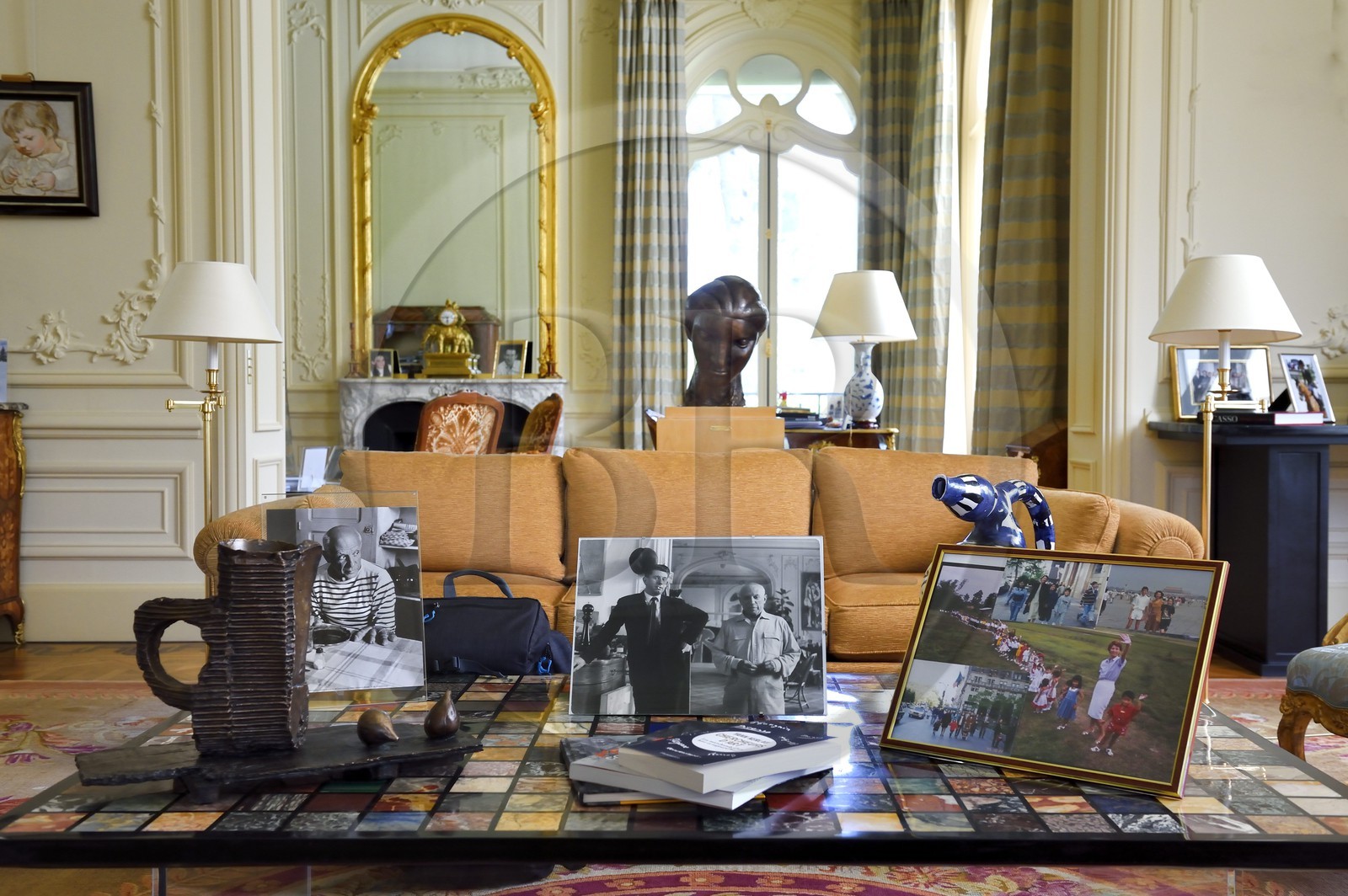 France, Alpes-Maritimes (06), Cannes, salon de la villa La Californie où vécu Pablo Picasso, aujourd'hui renommé le Pavillon de Flore par Marina Picasso, dans le cadre photo au centre Paolo Picasso et son père