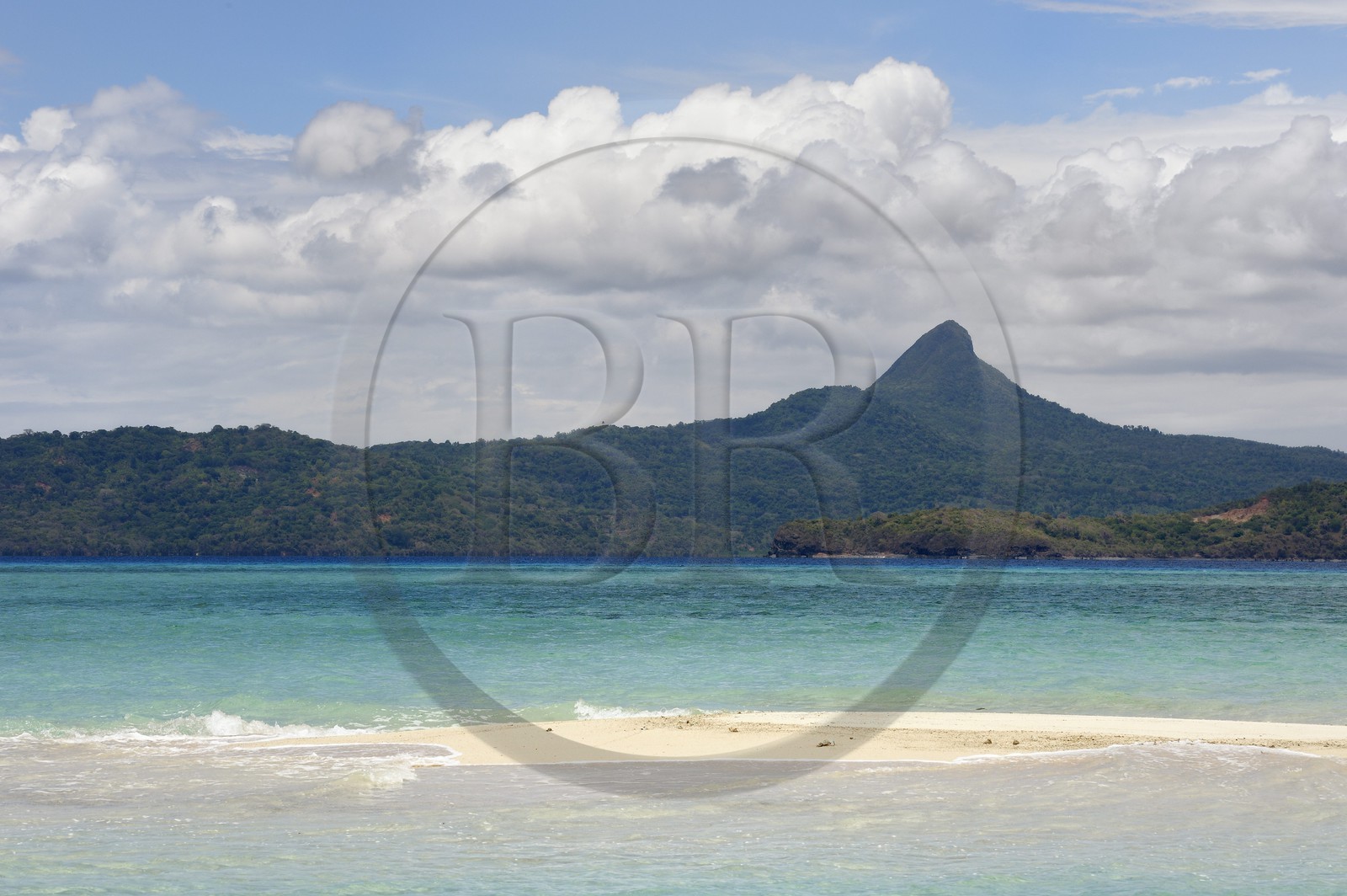 France, Ile de Mayotte, Grande-Terre, M'Tsamoudou, ilot de sable blanc sur le récif de corail dans la lagune face à la pointe Saziley