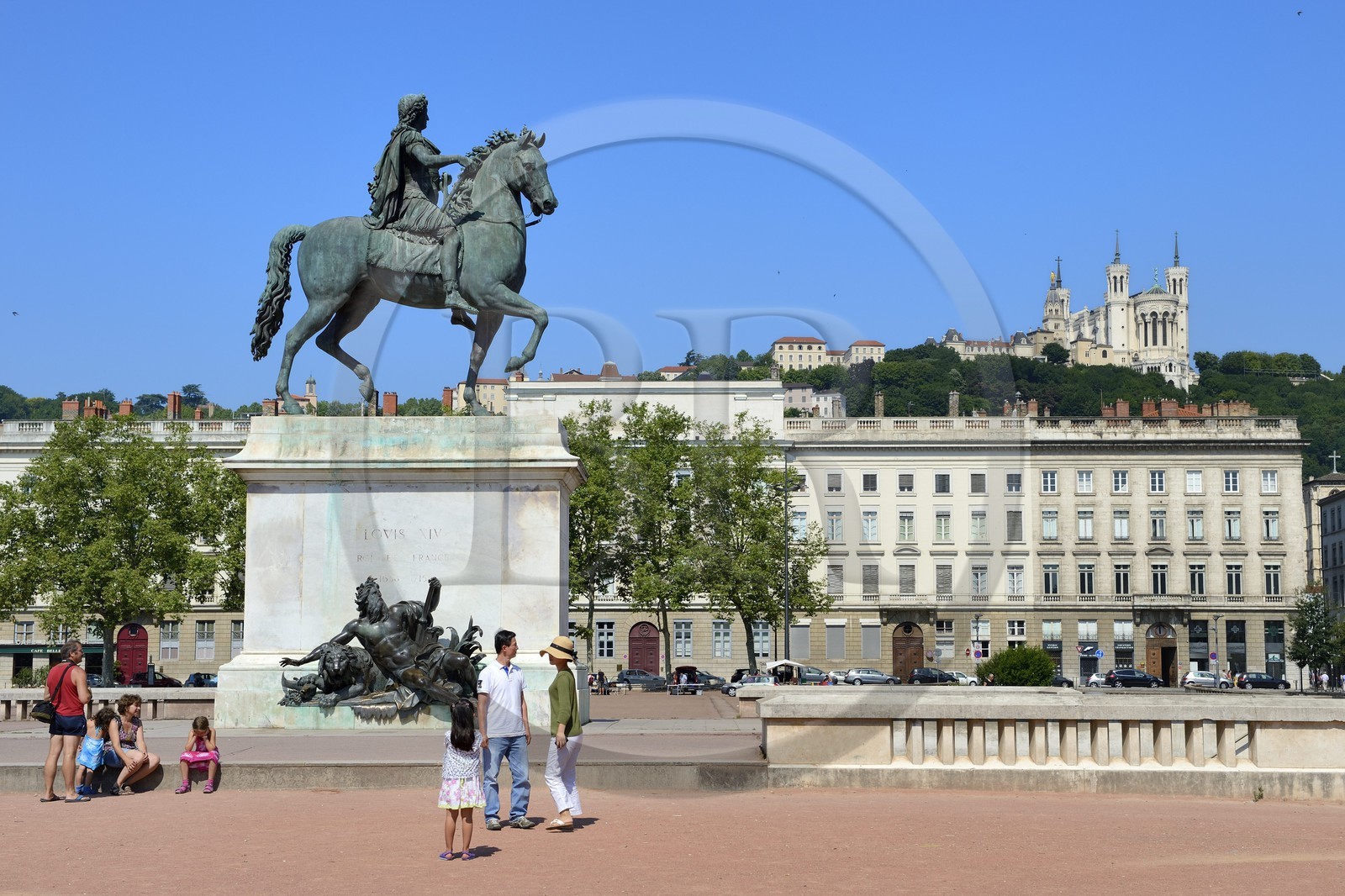 France, Rhône (69), Lyon, site historique classé Patrimoine Mondial de l'UNESCO, statue équestre de Louis XIV sur la place Bellecour et Notre Dame de Fourvière en arrière plan