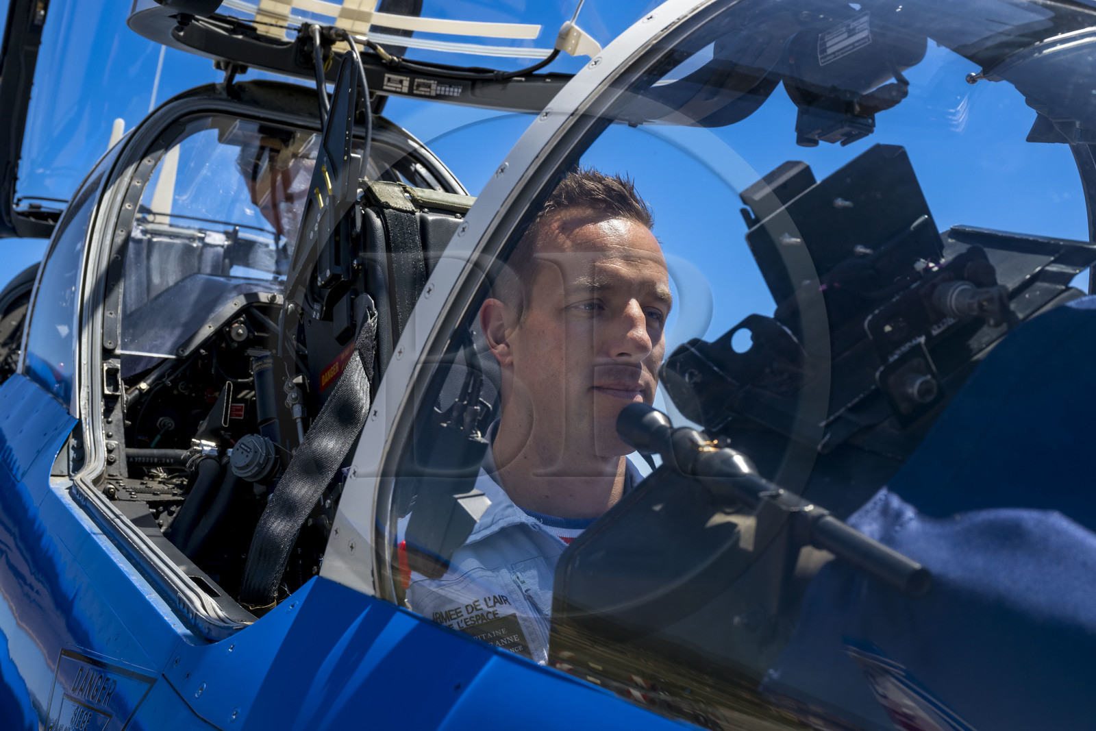 France, Bouches-du-Rhône (13), Salon-de-Provence, base aerienne 701, base de la Patrouille de France (PAF pour Patrouille acrobatique de France) de l'Armée de l'air et de l'espace française, le pilote, le capitaine Cédric Queyranne, termine de se préparer dans son cockpit aux côtés de l'adjudant Nicolas Renard, son mécanicien, pour un vol à bord de son avion Alphajet
