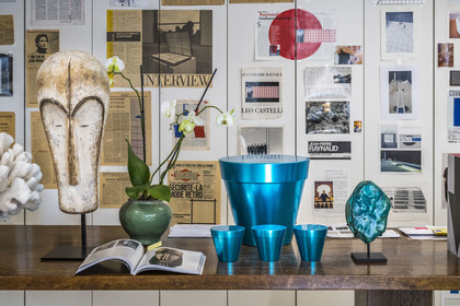 France, Paris (75), l'artiste plasticien Jean-Pierre Raynaud dans son appartement atelier