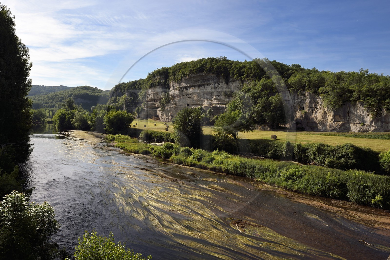 France, Dordogne (24), Périgord Noir, vallée de la Vézère, site préhistorique et grotte ornée classés Patrimoine Mondial de l'UNESCO, Peyzac-le-Moustier, falaise de La Roque-Saint-Christophe, site troglotytique datant de la Préhistoire