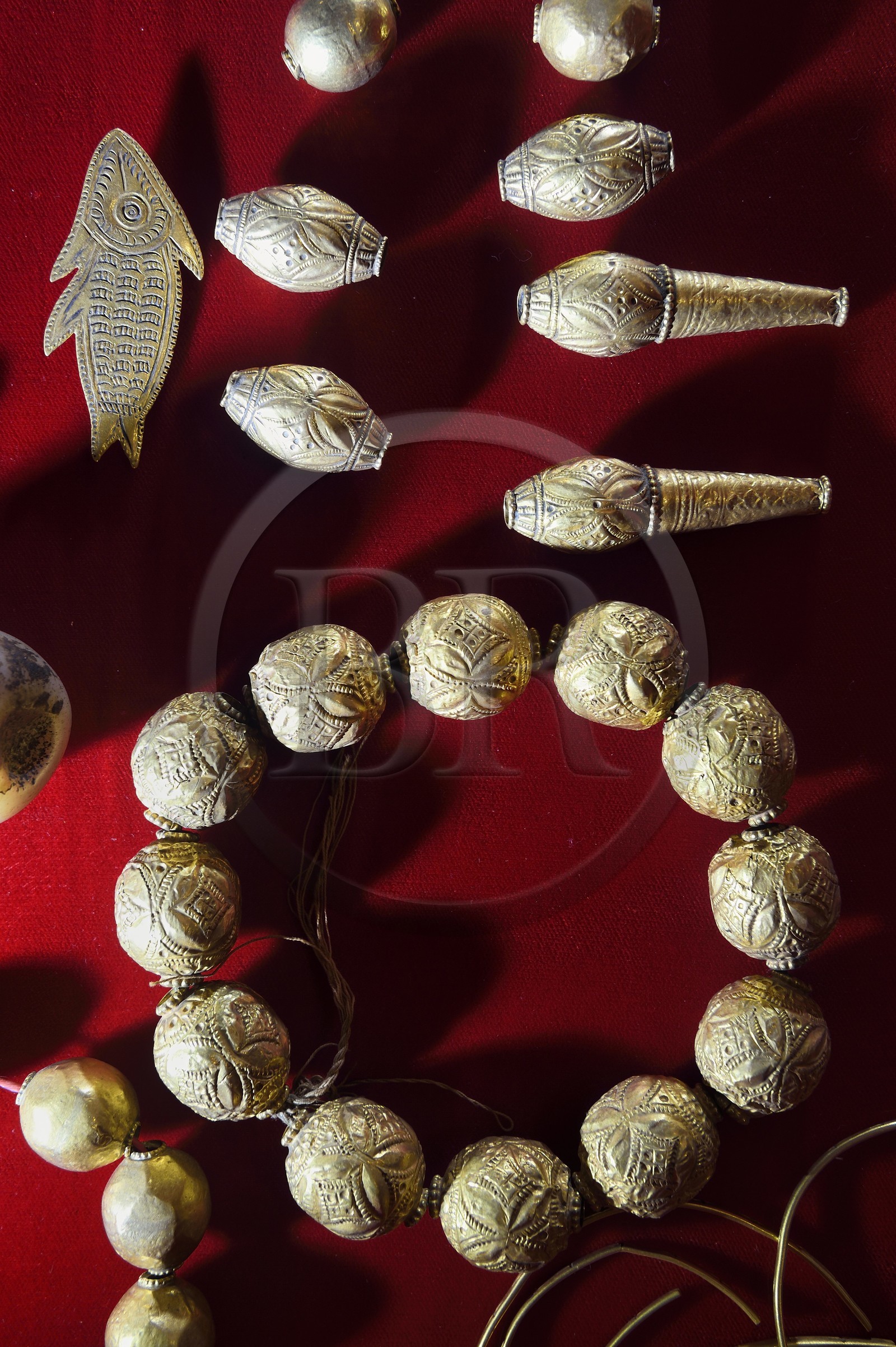 Sultanat d'Oman, gouvernorat de Al-Batina, Afi, Al Ghasham Museum House, une maison fortifiée en briques crues qui a accueilli la royauté à deux reprises au cours de ses 200 ans d'histoire, bracelets en or