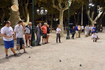 France, Var (83), Saint-Tropez, joueurs de pétanque sur la Place des Lices à la nuit tombée