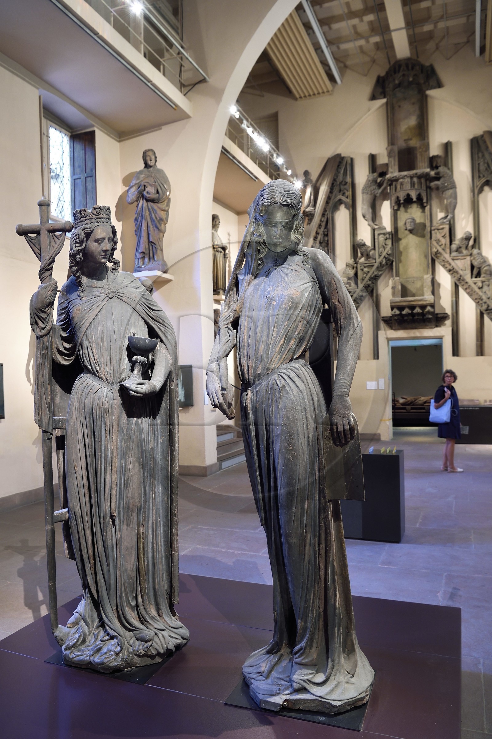 France, Bas-Rhin (67), Strasbourg, vieille ville classée au Patrimoine Mondial de l'UNESCO, musée de l'Oeuvre Notre Dame et Arts du Moyen-Age, Salle du Jubé, statuaire du XIIIe siècle provenant de la cathédrale, le couple des sculptures de l'Eglise (triomphante) et de la Synagogue (vaincue) provient des tympans des deux portails du transept sud, deux figures de femmes, allégories des religions chrétienne et judaïque, du nouveau et de l'ancien testament