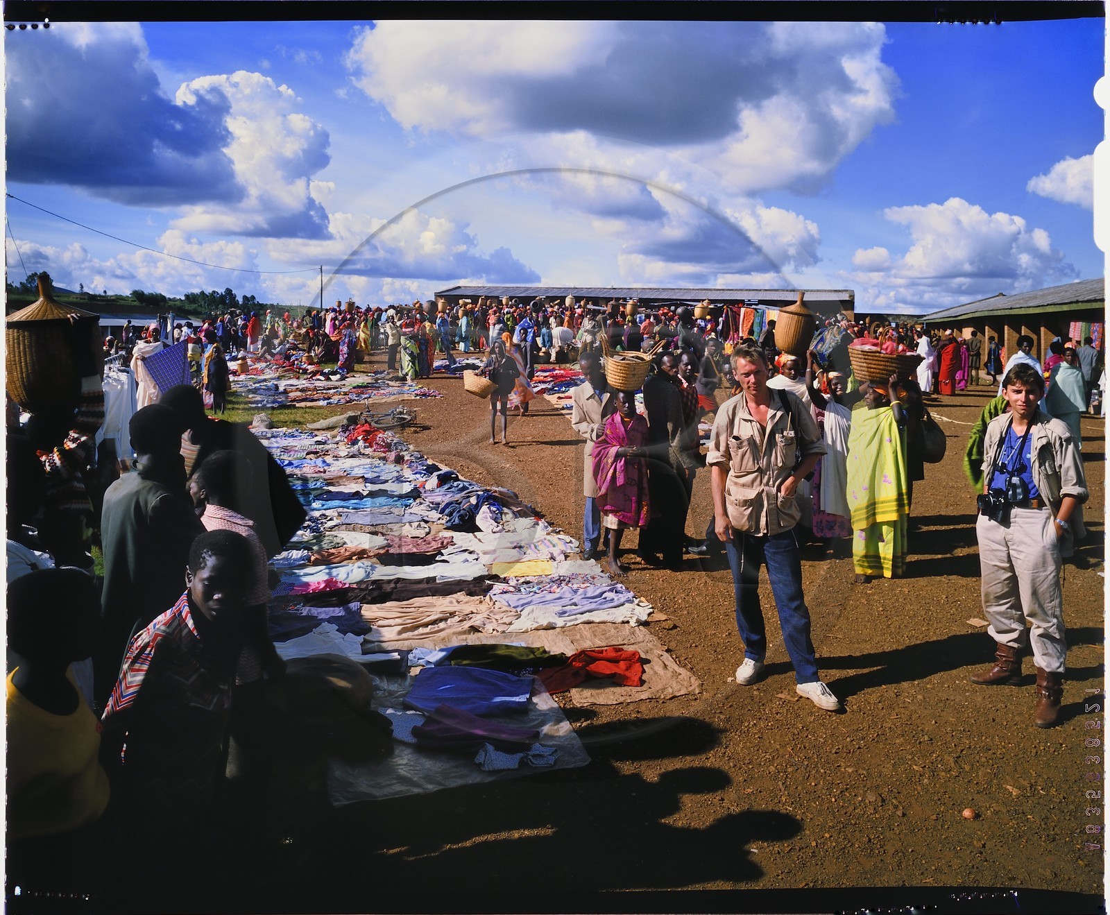 Burundi, province de Bujumbura, jour de marché à Ijenda, (reproduction plan-film inversible 4x5)