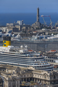 Italie, Ligurie, Gênes, le port de commerce et le terminal des passagers dominés par le phare de la Lanterna