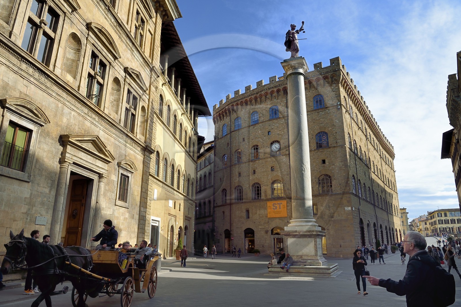 Italie, Toscane, Florence, centre historique classé Patrimoine Mondial de l'UNESCO, Piazza Santa Trinita, la colonne de la Justice (Colonna della Giustizia) avec une statue en porphyre représentant la Justice à son sommet, en arrière plan le Palazzo Spini Feroni appartenant à Salvatore Ferragamo