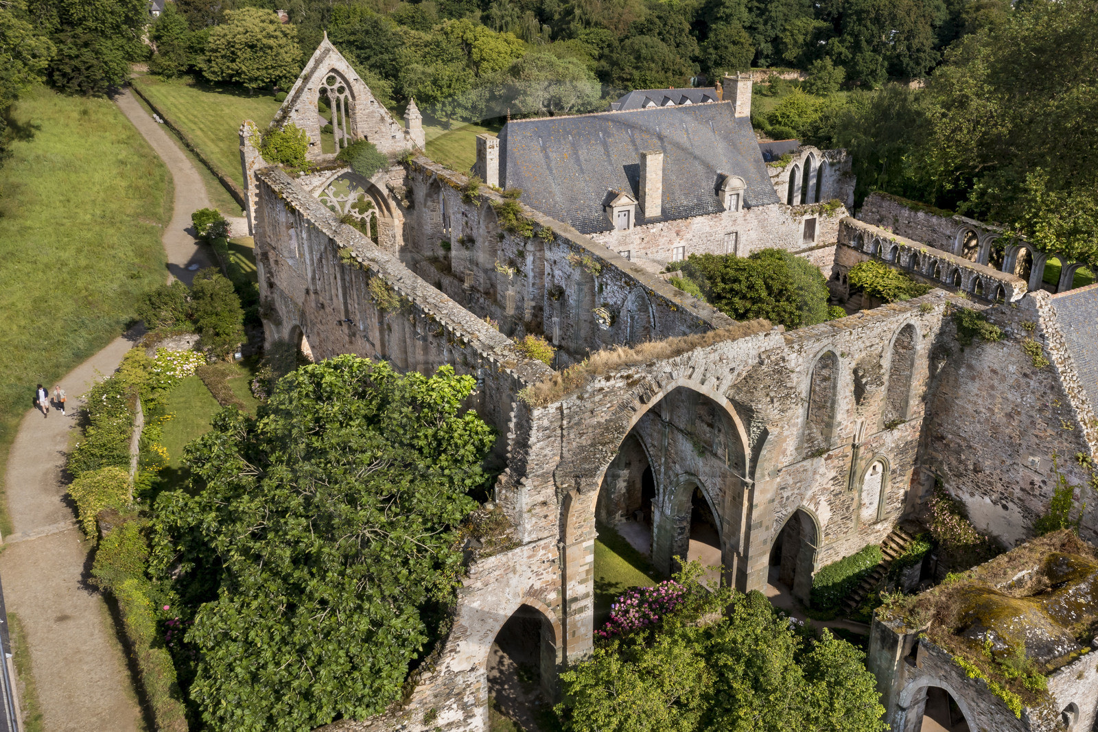 France, Cotes d'Armor, Paimpol, abbaye de Beauport du XIIIème siècle (vue aérienne)