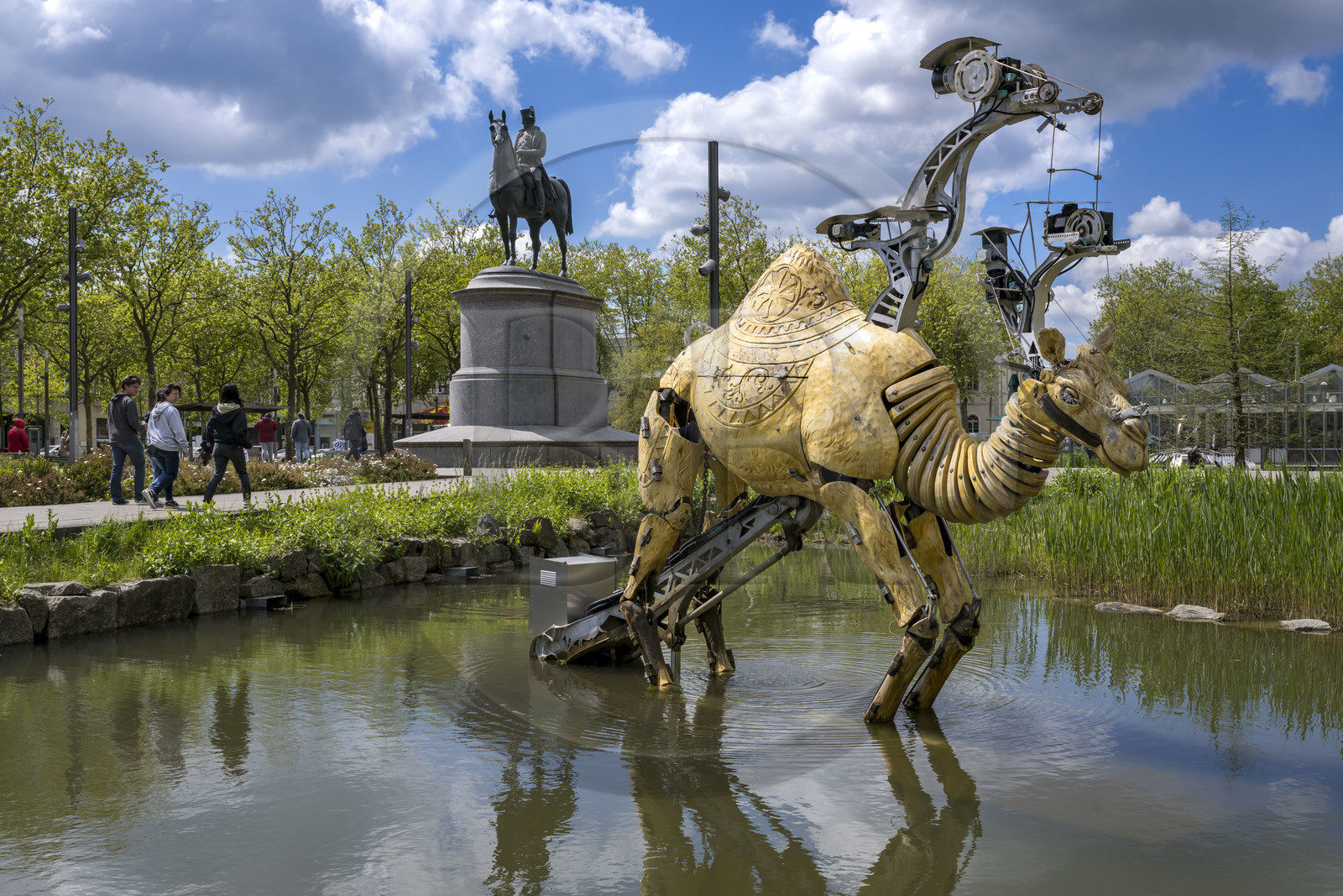 France, Vendée (85), La Roche-sur-Yon, place Napoléon, dromadaire mécanique création de la compagnie La Machine et la statue équestre de Napoléon