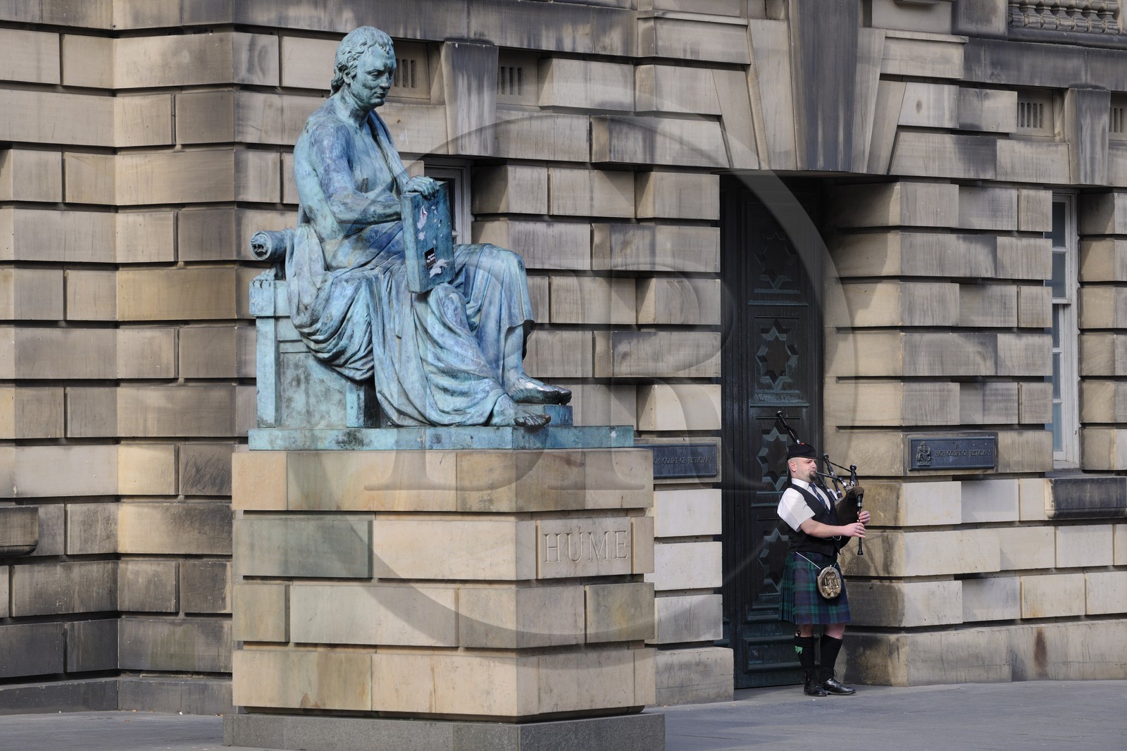 Royaume-Uni, Ecosse, Edimbourg, The Royal Mile, joueur de cornemuse dans High street