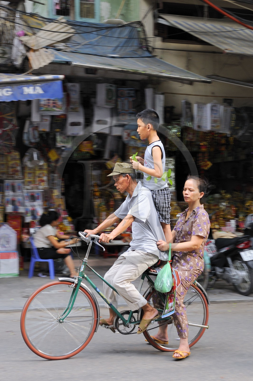 Vietnam, Hanoï, quartier des 36 rues dans la vieille ville, famille sur un vélo