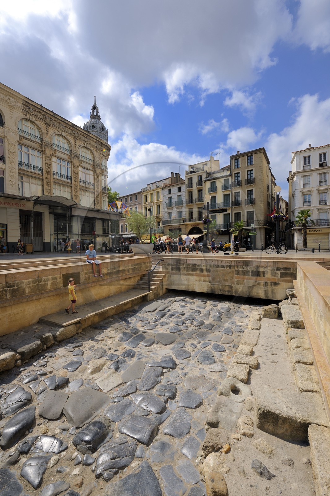 France, Aude (11), Narbonne, place de l'Hôtel de Ville, vestiges de la Voie Domitienne (Via Domitia) au pied du Palais des Archevêques