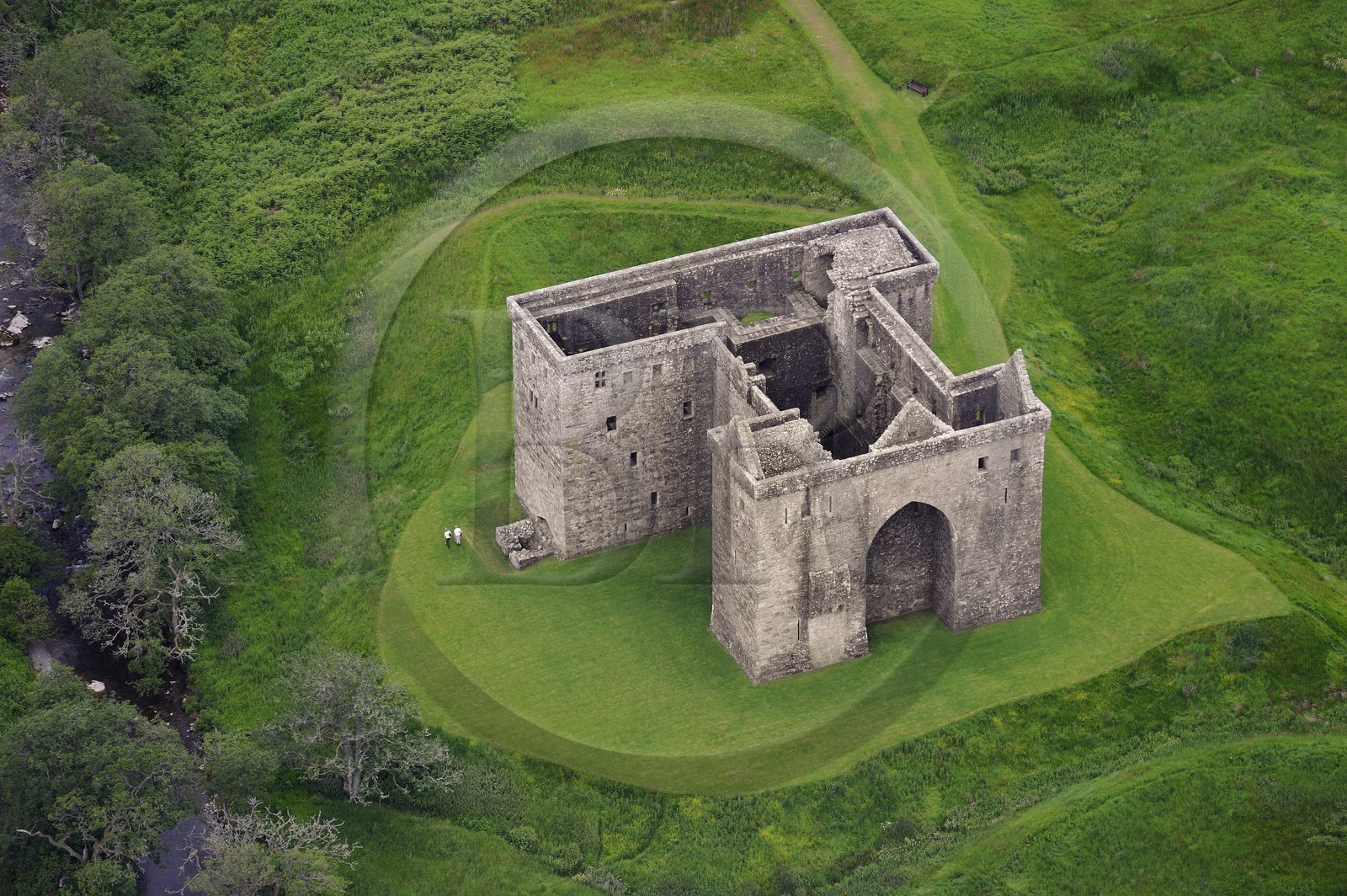Royaume-Uni, Ecosse, région des Borders, Liddesdale, Newcastleton, Hermitage Castle construit aux XIVème et XVème siècles (vue aérienne)