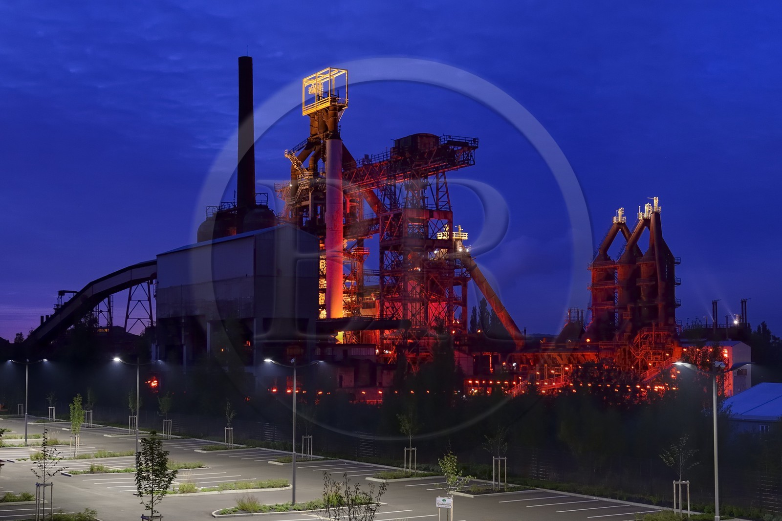 France, Moselle (57), Vallée de la Fensch, usine sidérurgique d'Uckange, Parc du Haut-fourneau U4, mise en lumière Tous Les Soleils par l'artiste plasticien (C) Claude Lévêque