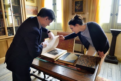 France, Aisne (02), Château-Thierry, Musée Jean de La Fontaine - Ville de Chateau-Thierry, le directeur du pole muséal Nicolas Rousseau et sa directrice adjointe Marie-Mileva Pavlovitch observant le livre des Fables de La Fontaine, édition illustrée (1867, in-folio) par Gustave Doré