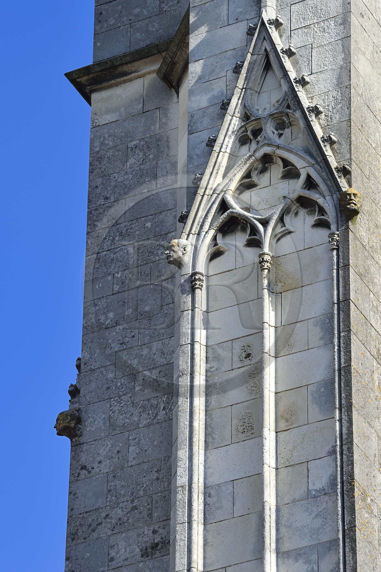 France, Pyrénées-Atlantiques (64), Pays-Basque, Bayonne, portrait de l'architecte Boeswillwald en bas à gauche, il a créé les flèches au XIXème siècle