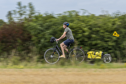 France, Maine-et-Loire (49), vallée de la Loire classée au Patrimoine Mondial par l'UNESCO, Saumur vers Saint-Hilaire, randonnée à bicyclette avec une remorque transportant le matériel de camping