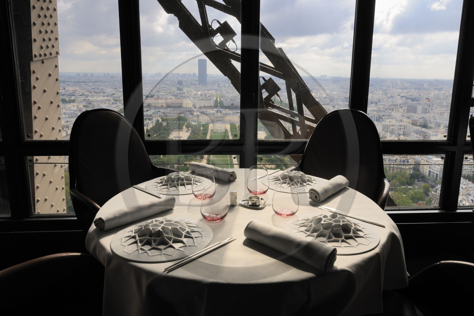France, Paris (75), la Tour Eiffel, restaurant Le Jules Verne dirigé par Alain Ducasse au deuxième étage