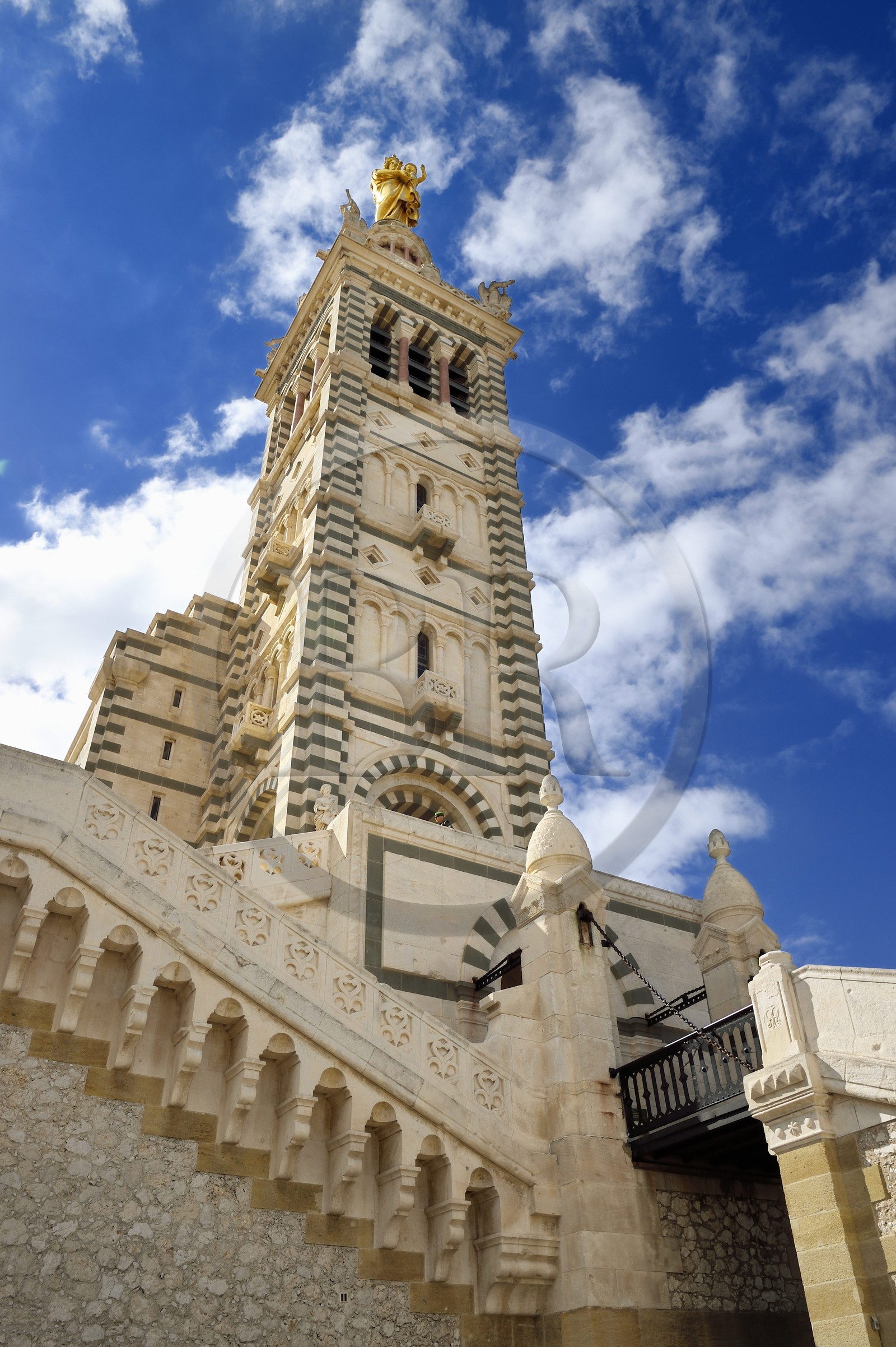 France, Bouches-du-Rhône (13), Marseille, basilique Notre-Dame de la Garde, le pont-levis est un vestige de l'époque du fort