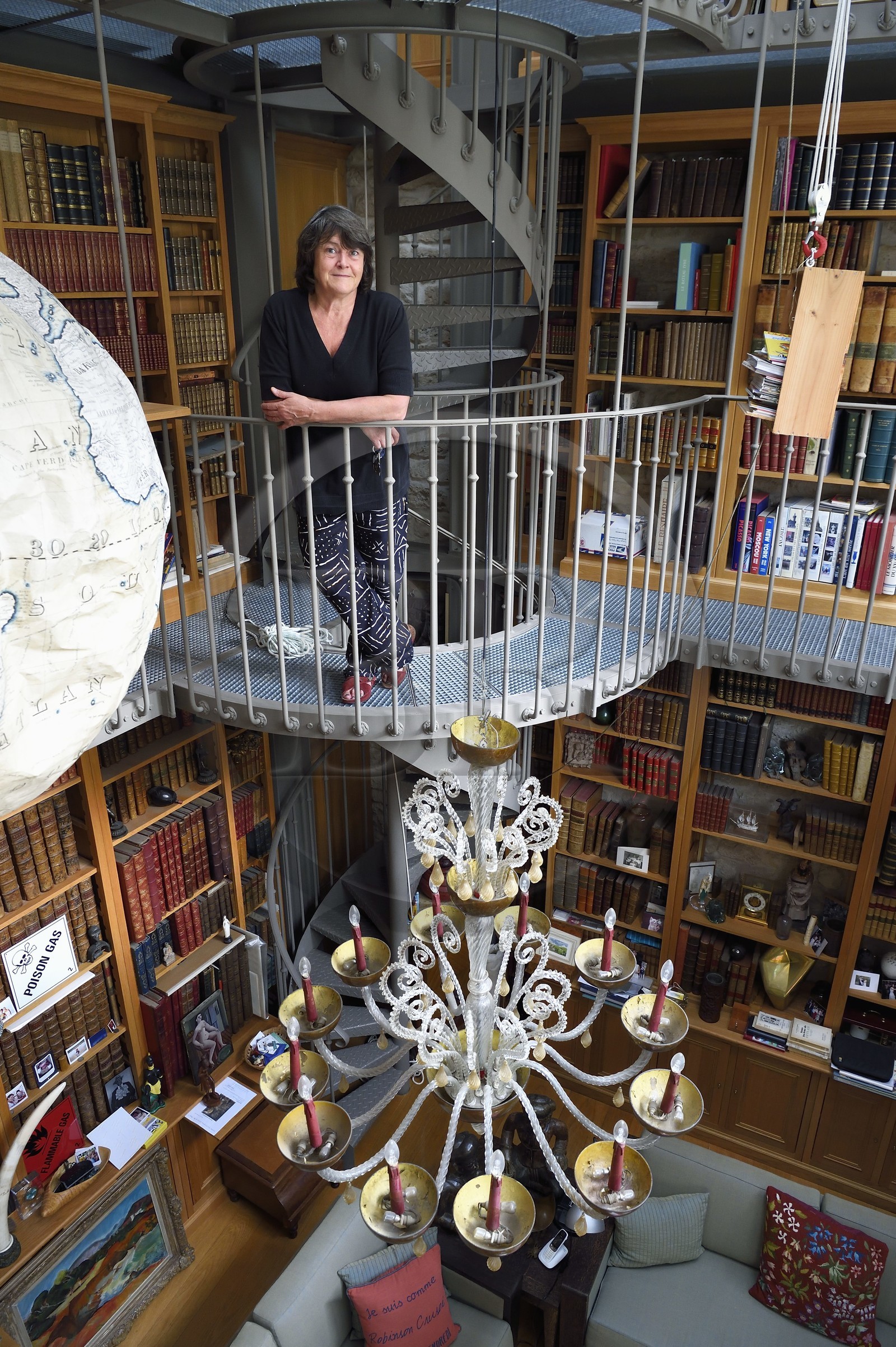 France, Paris (75), la journaliste (critique d'art et grand reporter) et historienne d’art Françoise Monnin chez elle rue Maison Dieu