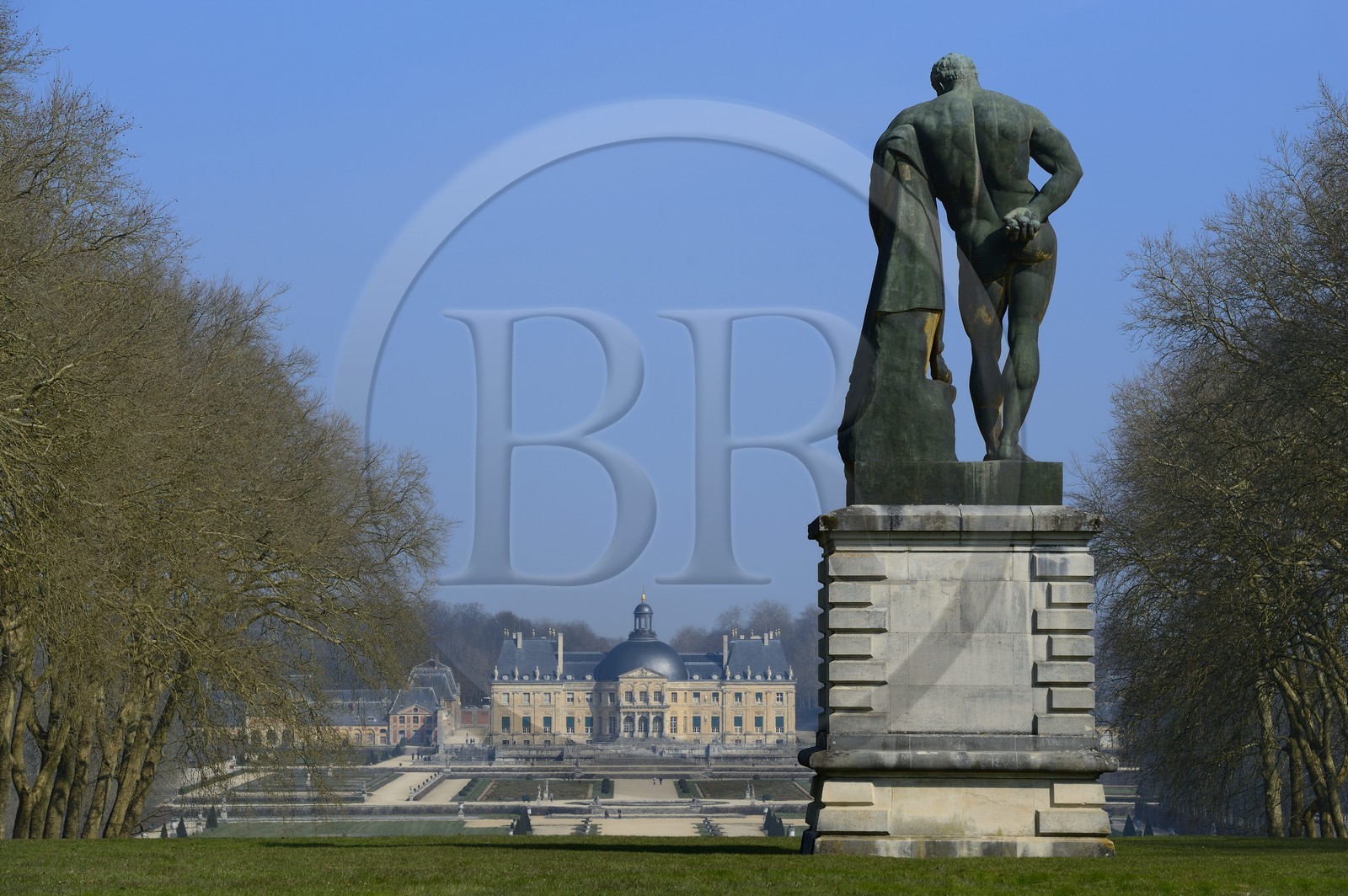 France, Seine-et-Marne (77), Maincy, le château de Vaux-le-Vicomte,  la façade sud du château et la statue d' Ulysse au premier-plan