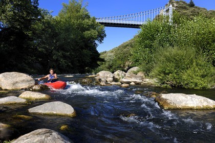 France, Hérault (34), vallée de l' Orb, descente en canoë-kayak de la rivière Orb au moulin de Travassac à Mons la Trivalle, Sylvain Cathala de Ateliers Rivière Randonnées