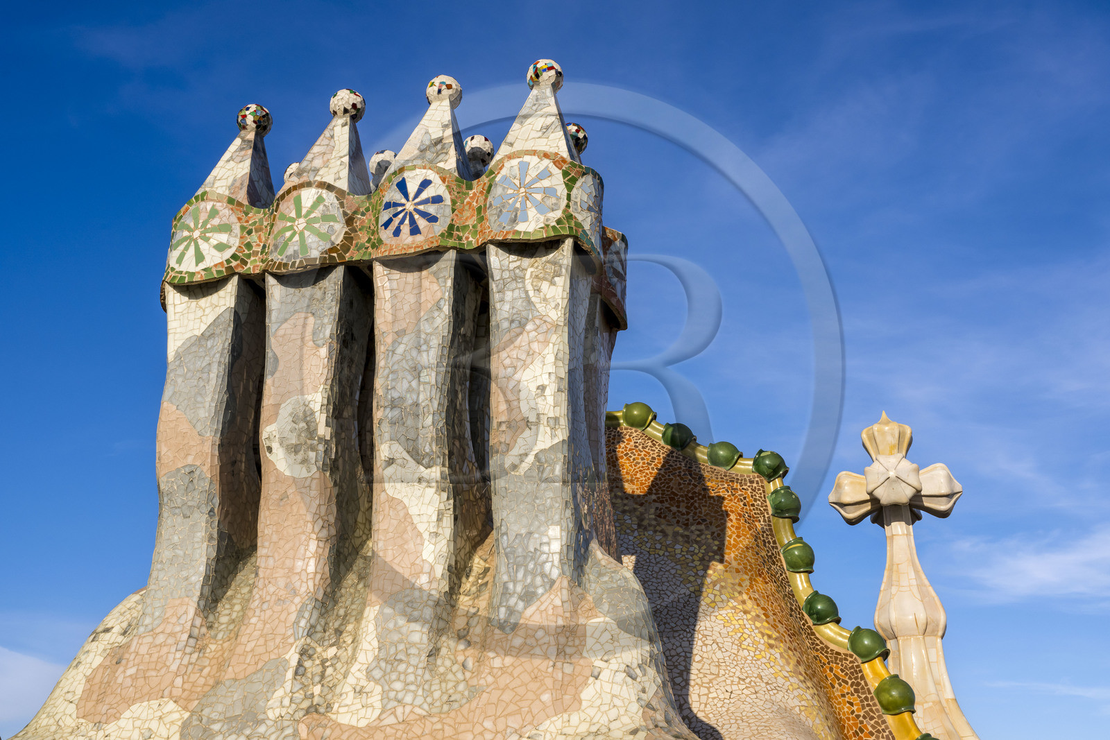 Espagne, Catalogne, Barcelone, quartier de l'Eixample, Passeig de Gracia, Casa Batllo de l'architecte du modernisme catalan Antoni Gaudi, site classé au Patrimoine Mondial de l'UNESCO, cheminées, toiture suggérant l'échine du dragon et tour couronnée d'une flèche en céramique surmontée d'une croix typique de Gaudi