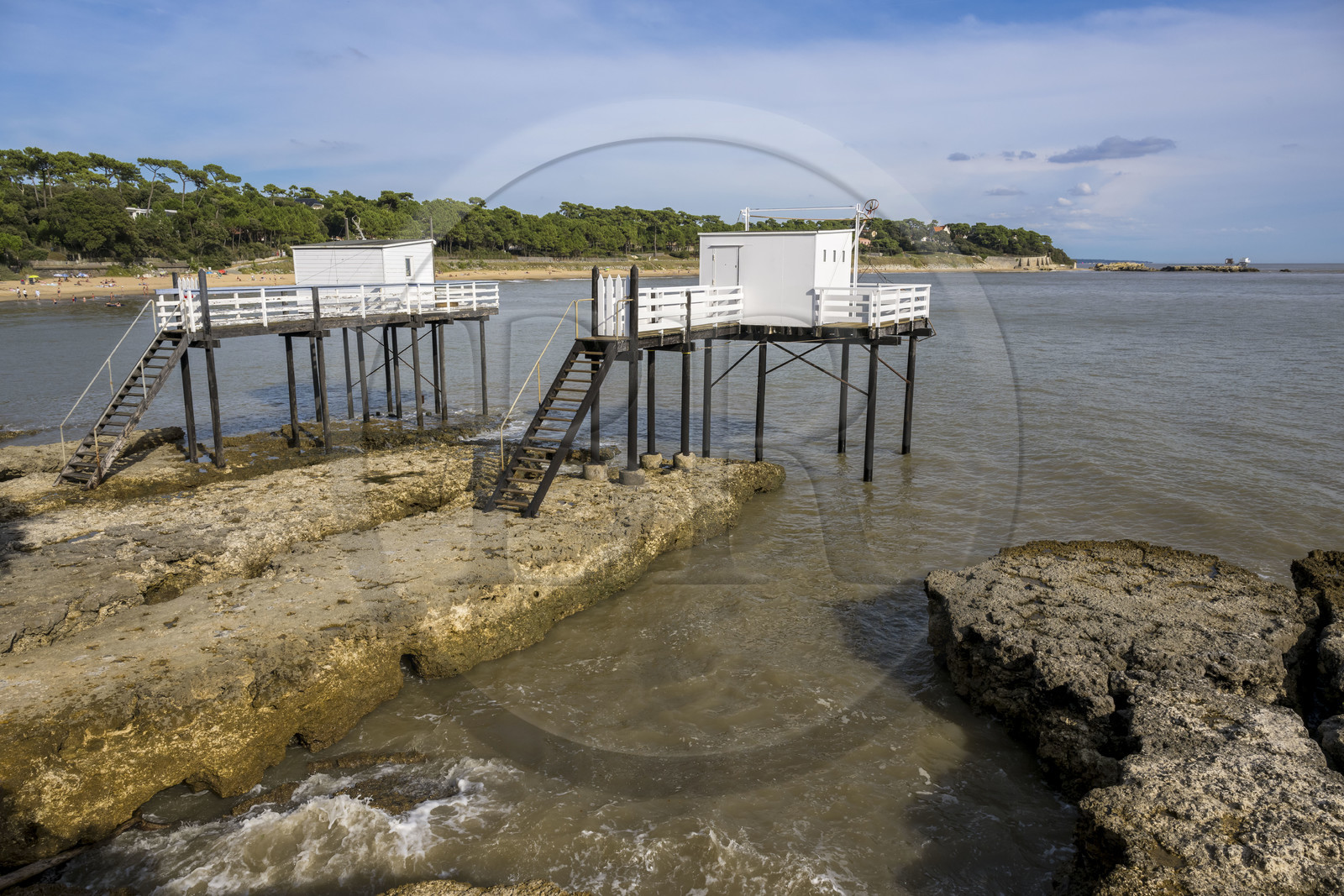 France, Charente-Maritime (17), région de Royan, Saint-Palais-sur-Mer, cabanes de pêche traditionnelle au carrelet à l'embouchure de l'estuaire de la Gironde face à l'océan Atlantique
