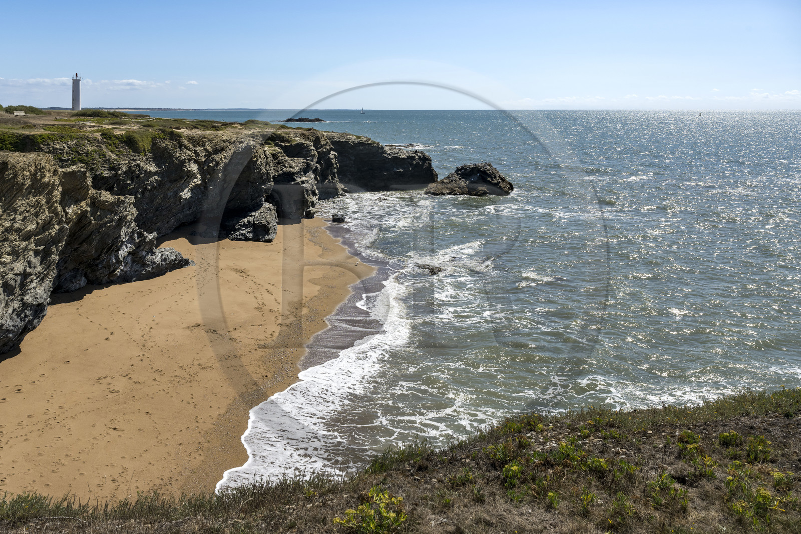France, Vendée (85), Saint-Hilaire-de-Riez, la Corniche vendéenne, le phare feu de Grosse Terre en arrière plan