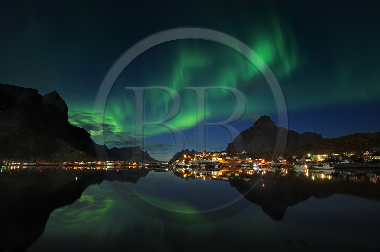 Norvège, Nordland, Iles Lofoten, ile de Moskenesoy, aurore boréale au dessus du village de pêcheurs de Reine