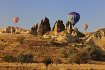 Turquie, Anatolie Centrale, province de Nevsehir, Cappadoce classée Patrimoine Mondial de l'UNESCO, survol en montgolfière de paysages d'érosion et cheminées de fées aux environs d'Uçhisar et de Göreme