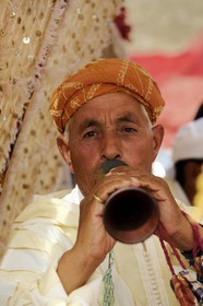 Maroc, région de l'Oriental, danse et musique traditionnelle la Reggada sur une plage