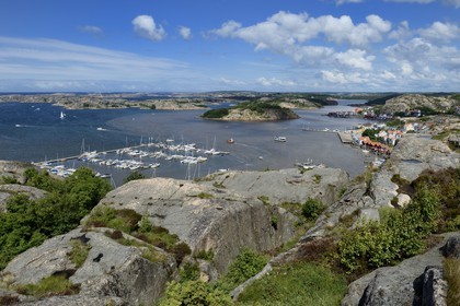 Sweden, Västra Götaland, Fjällbacka harbour, view from the top of the Vetterberget rock in the footsteps of Camilla Läckberg