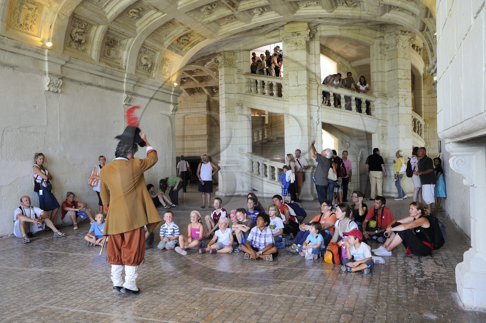 France, Loir et Cher (41), Vallée de la Loire classée Patrimoine Mondial de l' UNESCO, château de Chambord, visite guidée pour enfants en costume devant l'escalier à double révolution attribué à Léonard de Vinci