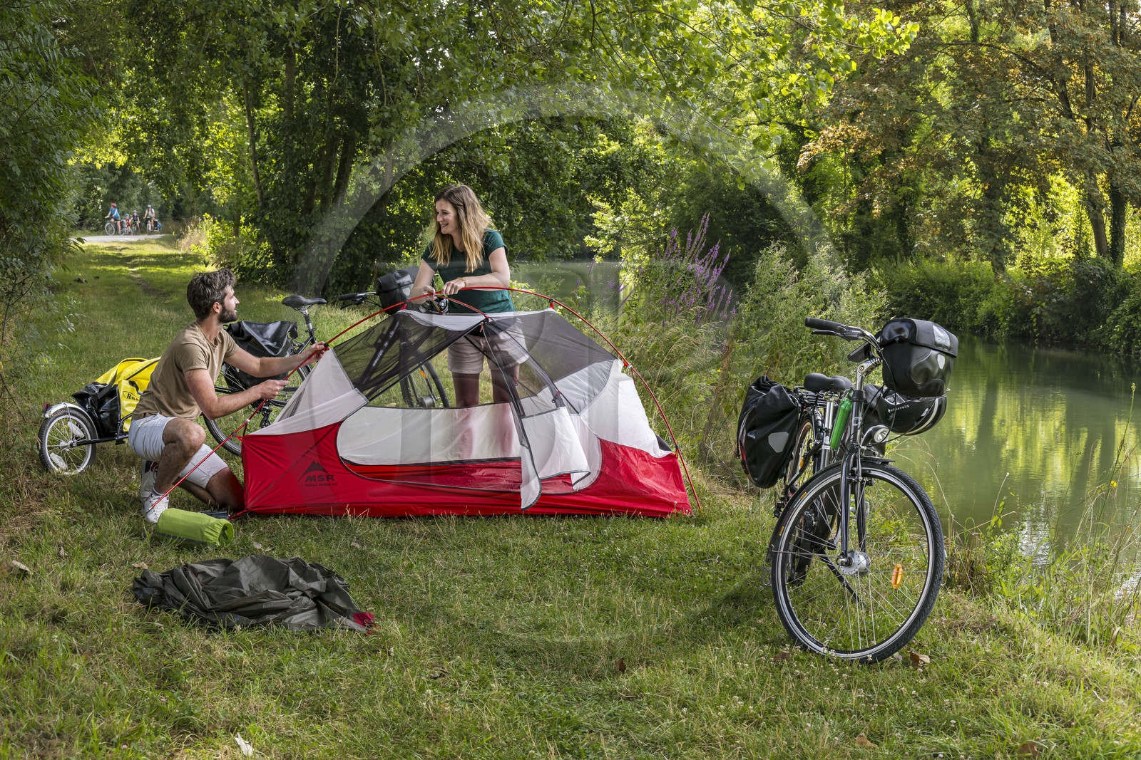 France, Deux-Sèvres (79), le Marais Poitevin, la Venise Verte, Magné, randonnée à bicyclette, installation du campement pour la nuit le long de la Sèvre Niortaise