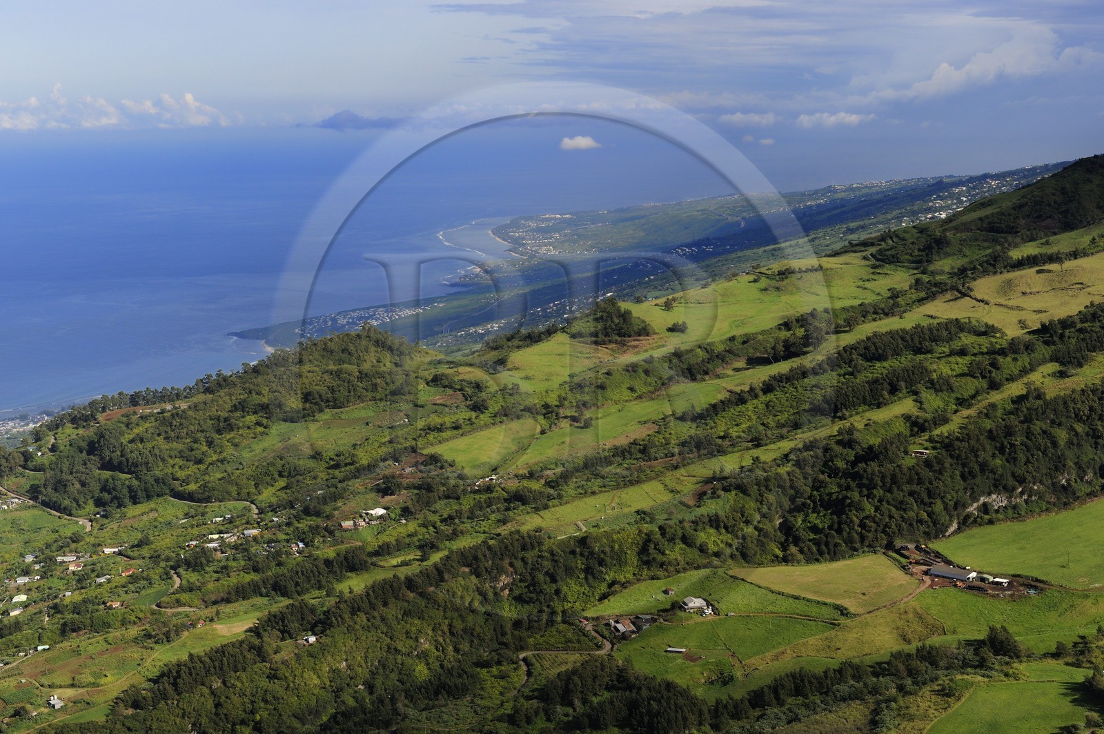 France, Ile de la Reunion, les pentes du Tevelave et le lagon de la côte ouest en arrière plan (vue aérienne)