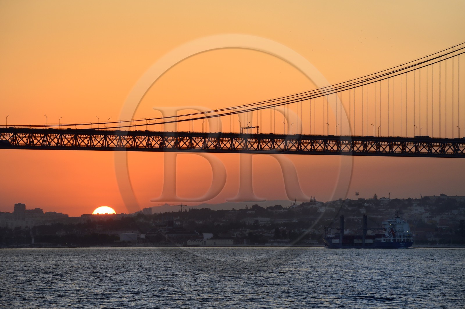 Portugal, Lisbonne, le pont du 25 de Abril sur le Tage