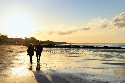 France, Calvados (14), Pays d'Auge, la côte Fleurie, Cabourg, promenade au coucher de soleil sur la plage de la station balnéaire
