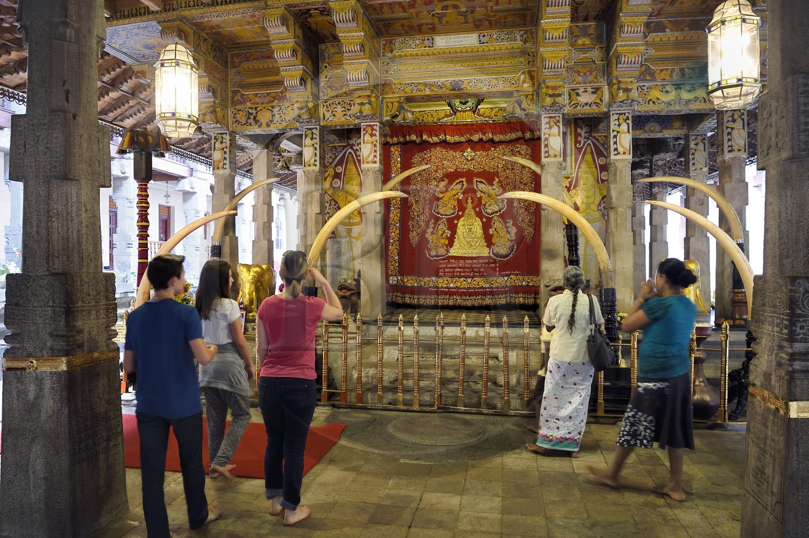 Sri Lanka, province du centre, Kandy, ville sacrée classée patrimoine mondial de l'UNESCO, Temple de la Dent de Bouddha (Sri Dalada Maligawa), porte donnant accès à la partie inférieure du temple sacrée qui renferme la relique de la Dent de Bouddha
