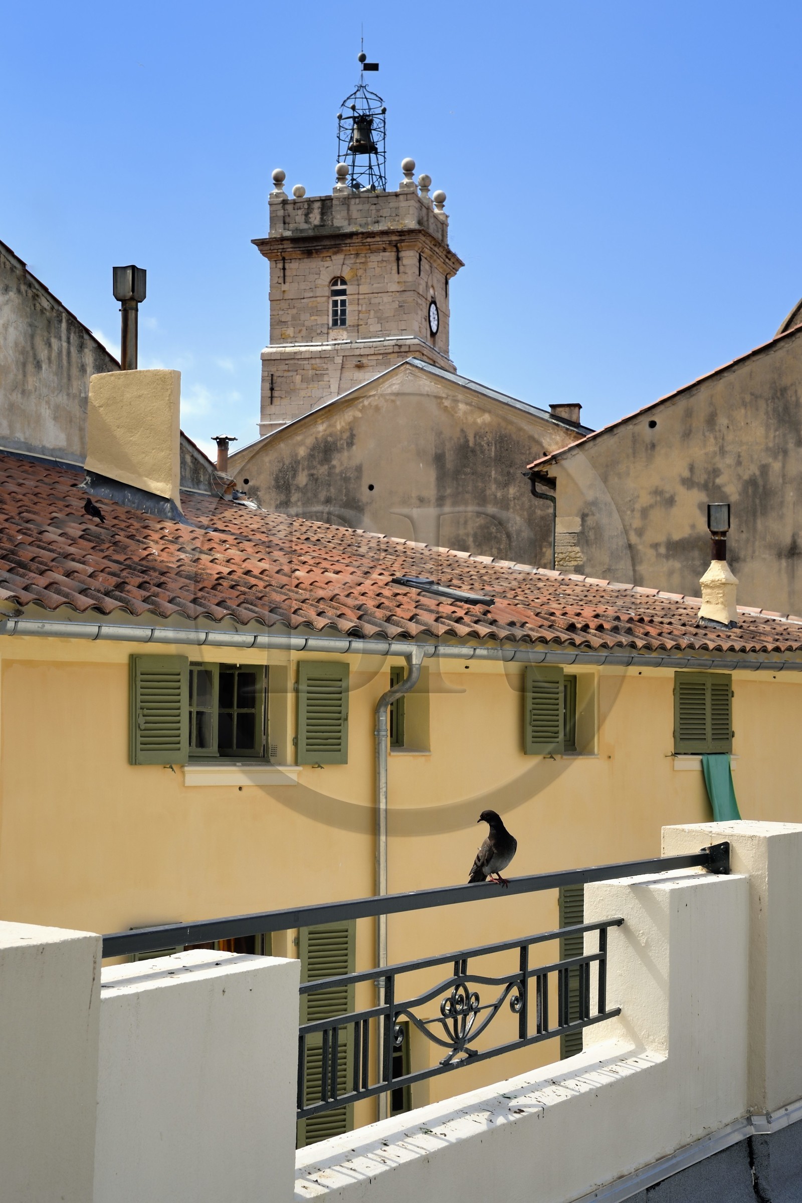 France, Var (83), Toulon, toits des anciennes halles municipales dans le style Art-déco transformées en halles gourmandes, la cathédrale Sainte-Marie-de-la-Seds en arrière plan