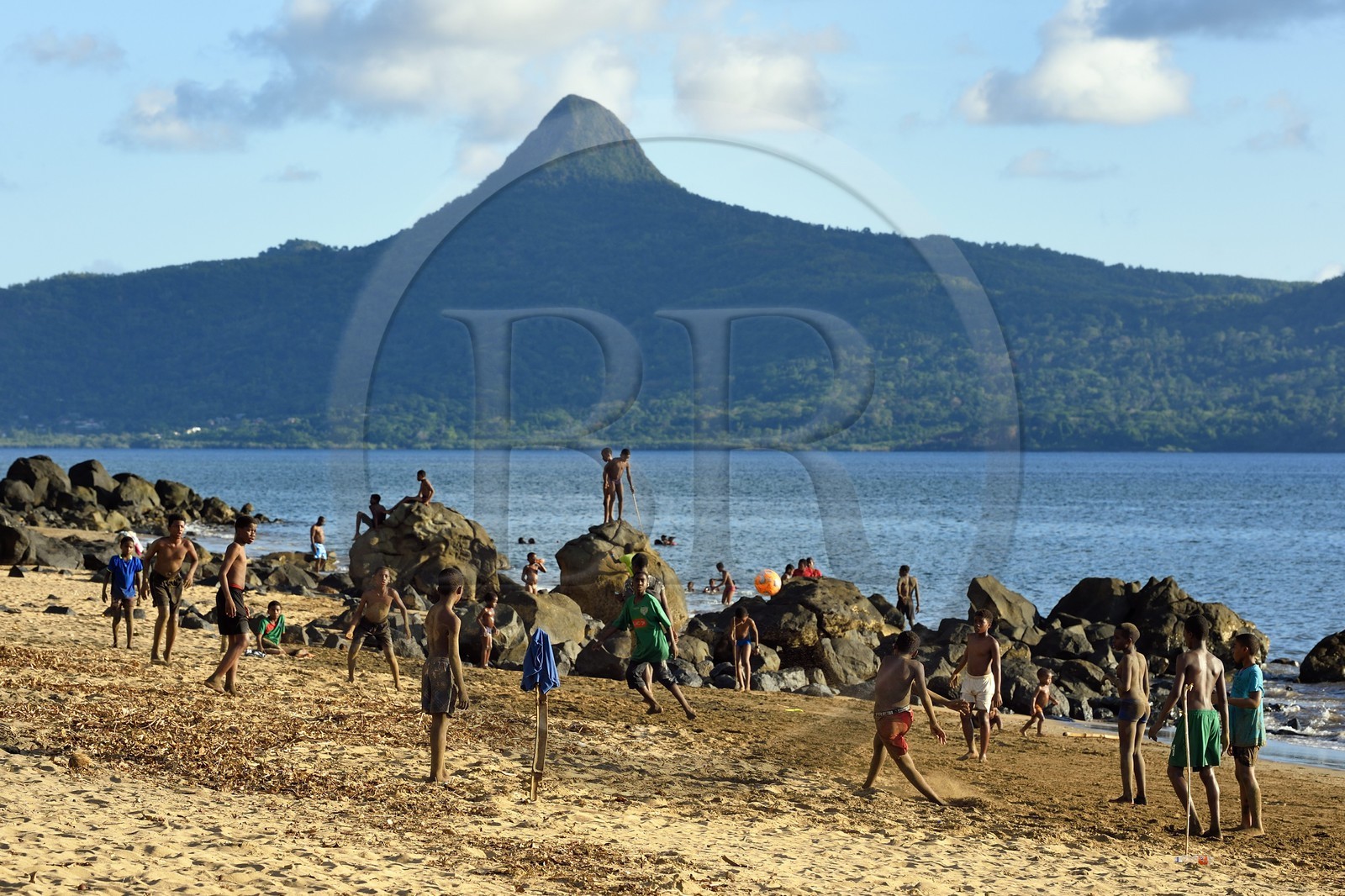 France, Ile de Mayotte, Grande-Terre, Sada, enfants jouant au football sur Tahiti plage (Mtsagnougni) dans la baie de Bouéni