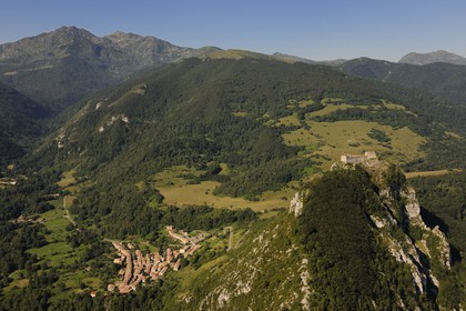France, Ariège (09), Pays d' Olmes, château cathare de Montségur perché sur un pog et les Pyrénées