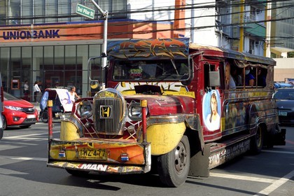 Philippines, Ile de Luzon, Manille, quartier Ermita,  jeepney (jeep allongée pour le transport de passagers)