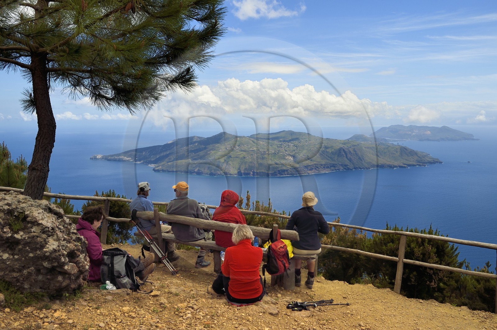 Italie, Sicile, iles Eoliennes, classées Patrimoine Mondial de l'UNESCO, Ile de Salina, randonneurs au sommet du Monte Fossa delle Felci observant l'Ile de Lipari et l'Ile de Vulcano en arrière plan