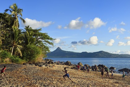 France, Ile de Mayotte, Grande-Terre, Sada, enfants jouant au football sur Tahiti plage (Mtsagnougni) dans la baie de Bouéni