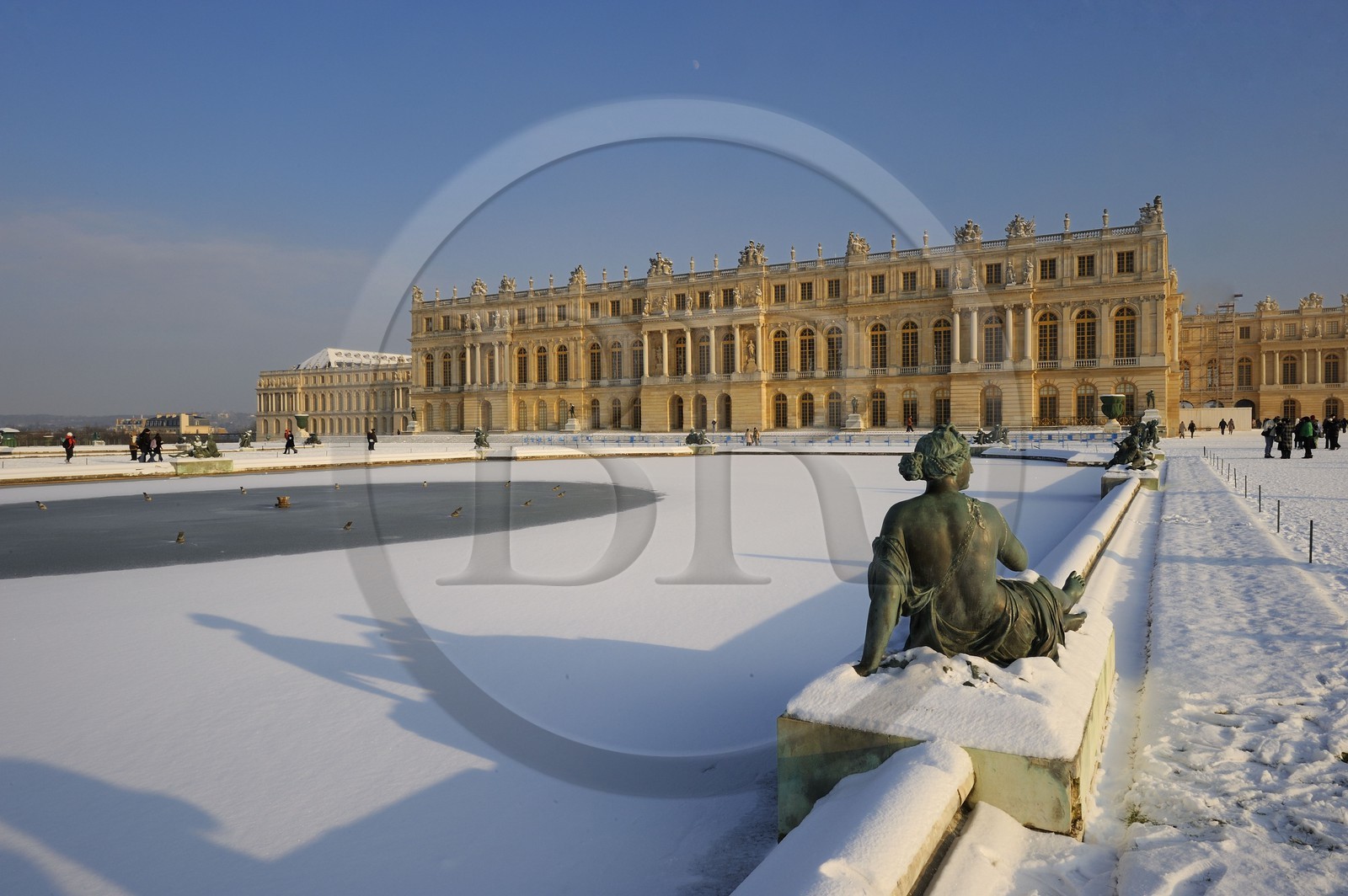 France, Yvelines (78), parc du château de Versailles sous la neige, classé Patrimoine Mondial de l'UNESCO, Parterre d'eau