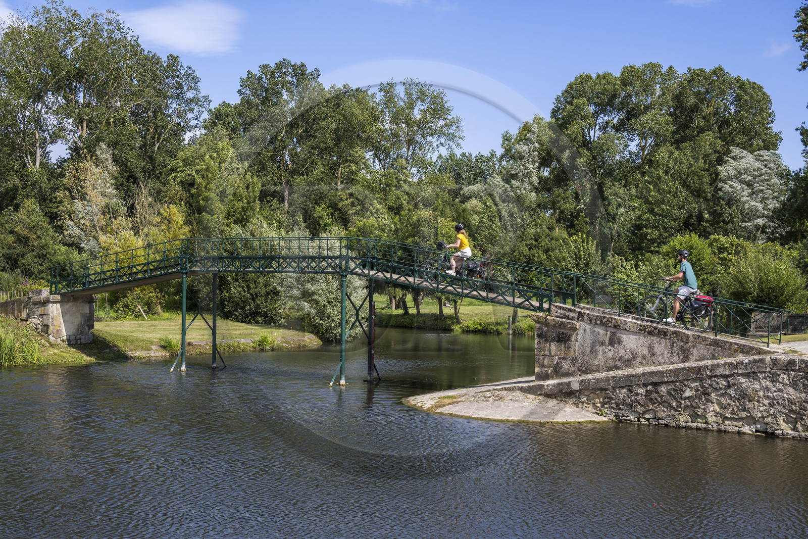 France, Deux-Sèvres (79), le Marais Poitevin, la Venise Verte, Le Vanneau-Irleau, randonnée à bicyclette le long des canaux et passage d'une passerelle
